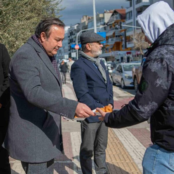 İsmail Cem Dostluk ve Barış Meydanı'nda deprem anısına düzenlenen lokma ikramı-2