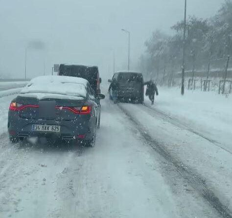 İstanbul Arnavutköy'de Kar Yağışı Sonrası Trafik Sorunları 1