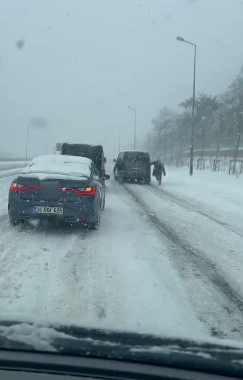 İstanbul Arnavutköy’de Kar Yağışı Sonrası Trafik Sorunları