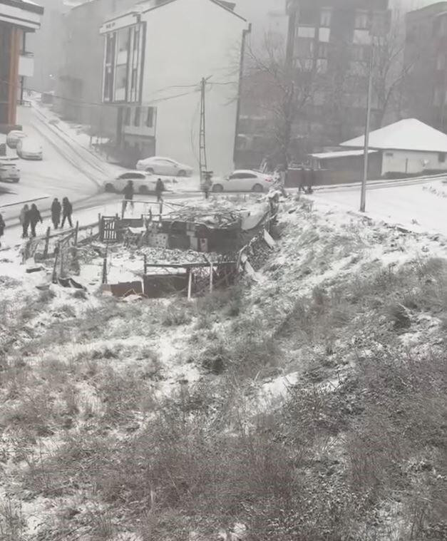 İstanbul Arnavutköy’de Kar Yağışında Araç Vatandaşa Çarpti