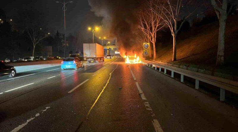 İstanbul Avrupa Otoyolu'nda Yangın: Araç Alev Alev Yandı 1