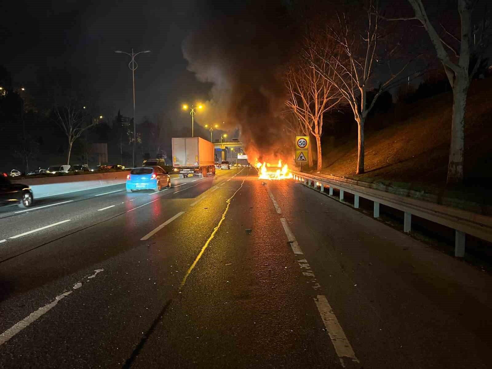 İstanbul Avrupa Otoyolu’nda Yangın: Araç Alev Alev Yandı