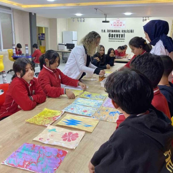 İstanbul'da açılan bir Ödev Evi öğrencilerin ders çalışması için-1