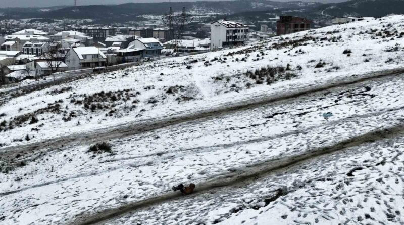 İstanbul'da Arnavutköy'de Kar Sevinci: Çocuklar Yokuşlardan Poşetlerle Kayarak Eğleniyor 1