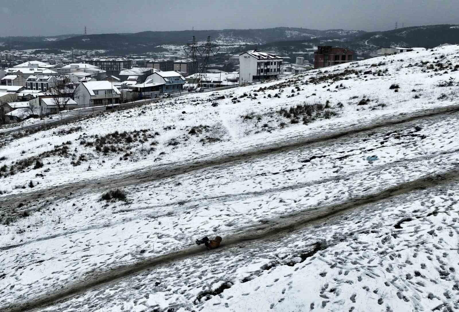 İstanbul’da Arnavutköy’de Kar Sevinci: Çocuklar Yokuşlardan Poşetlerle Kayarak Eğleniyor