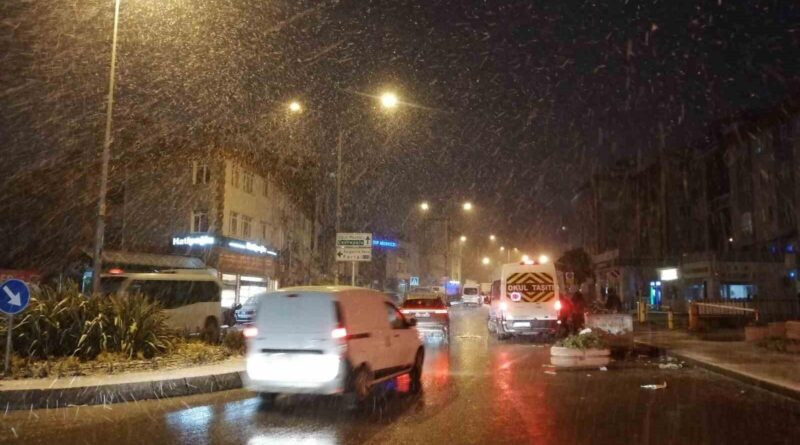 İstanbul'da Kar Yağışı Sabah Saatlerinde de Etkisini Gösterdi 1