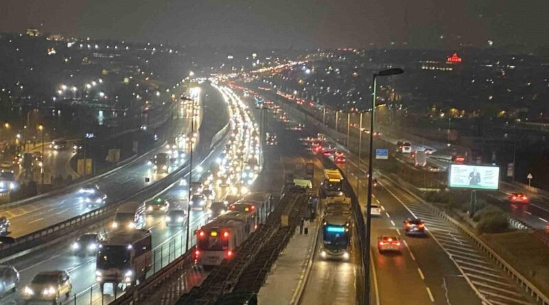 İstanbul'da Okulların Açılmasıyla Trafik Yoğunluğu 1