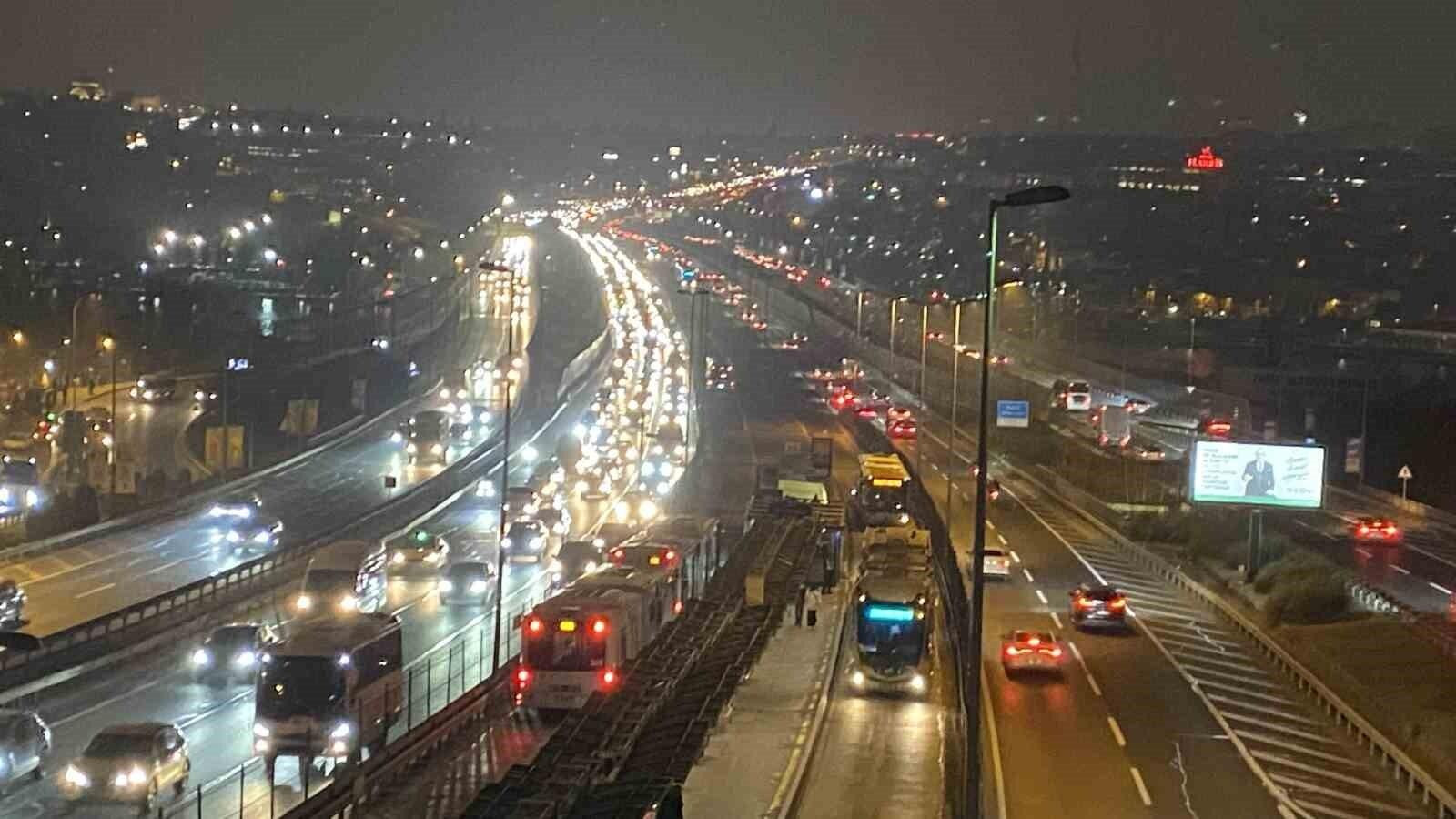 İstanbul’da Okulların Açılmasıyla Trafik Yoğunluğu