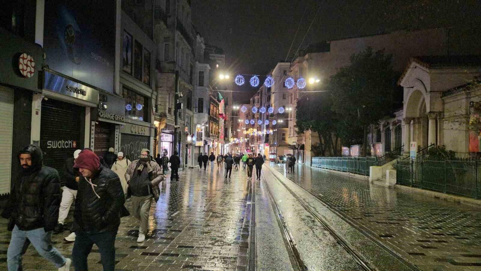 İstanbul’da Taksim’de Tipi Kar Yağışı