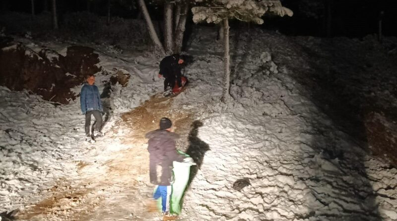 İstanbul'da Yoğun Kar Yağışı Çocukları Eğlenceye Boğdu 1