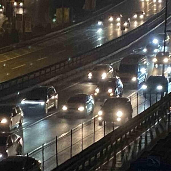 İstanbul'daki okulların açılmasıyla oluşmuş trafik yoğunluğu-1