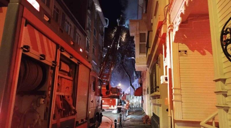 İstanbul Kadıköy'de Metruk Binada Yangın, 1 Ölü 1