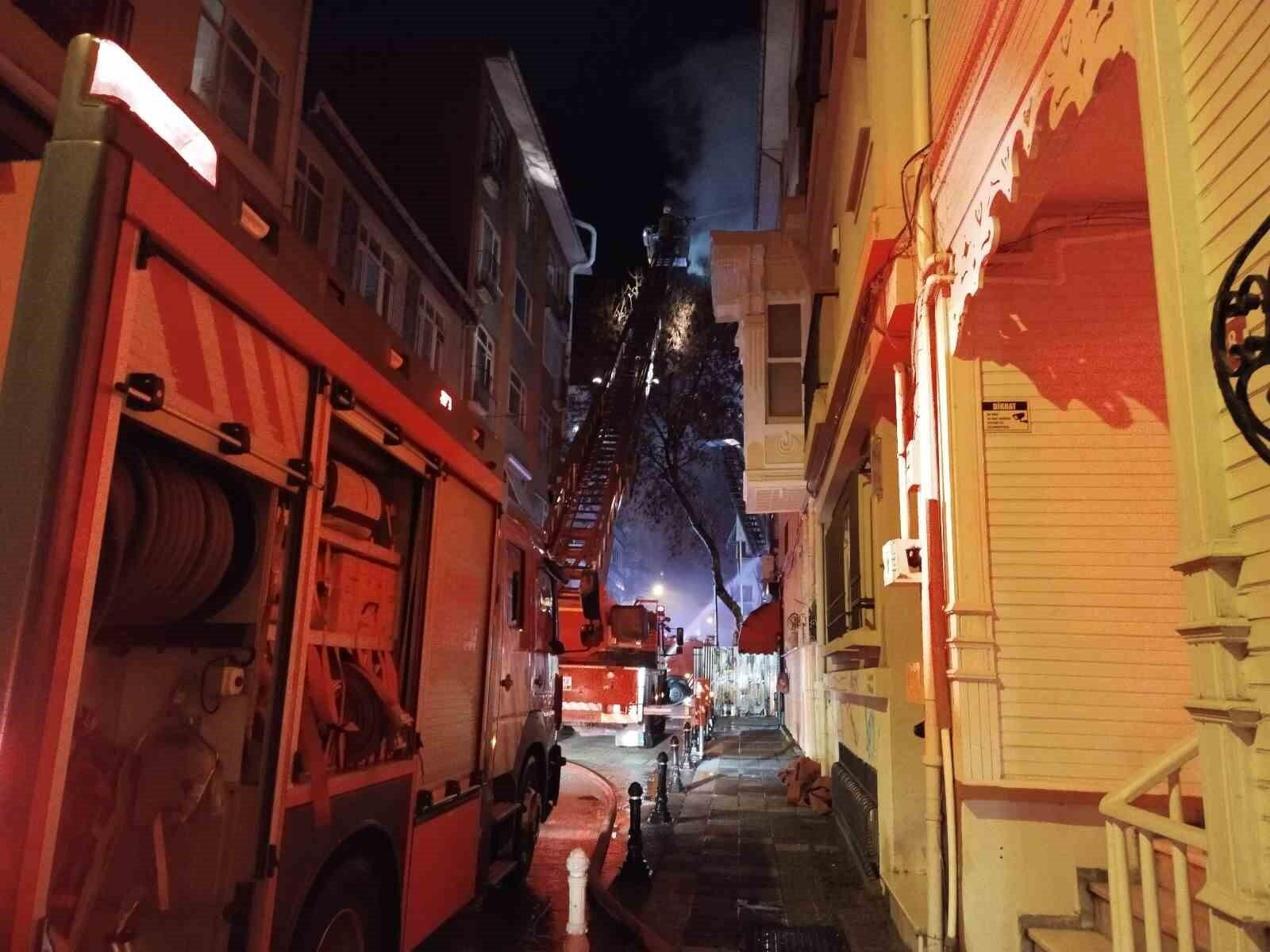 İstanbul Kadıköy’de Metruk Binada Yangın, 1 Ölü