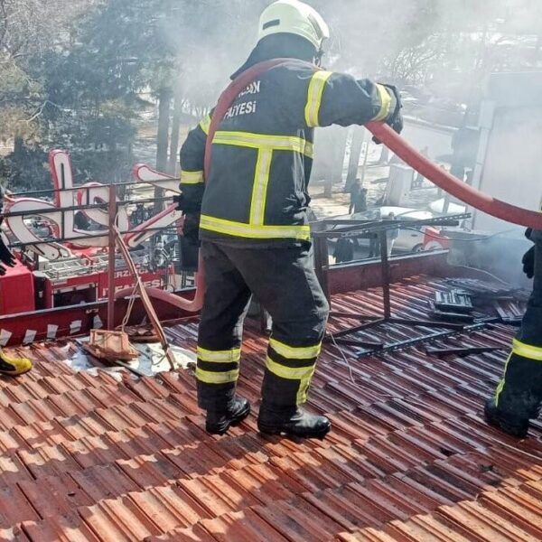 Itfaiyenin yangını söndürdüğü lokanta