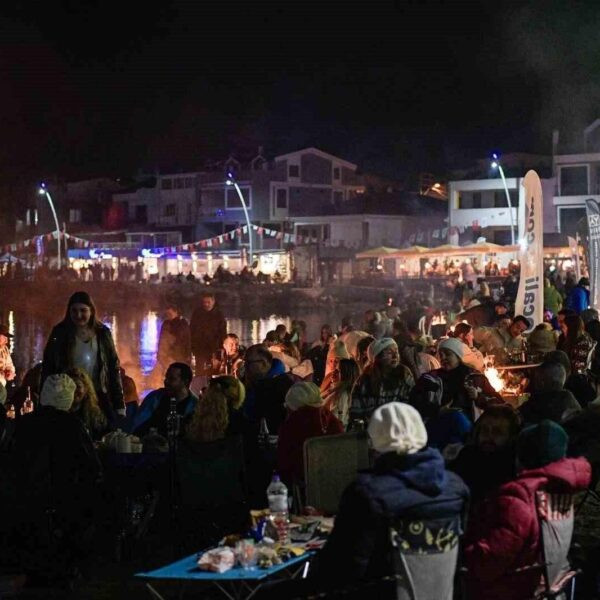 İzmir Büyükşehir Belediye Başkanı Cemil Tugay'ın olta atıyor.-1