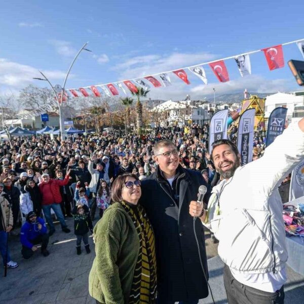 İzmir Büyükşehir Belediye Başkanı Cemil Tugay'ın olta atıyor.-4