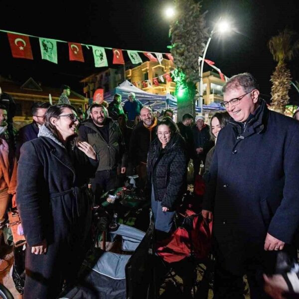 İzmir Büyükşehir Belediye Başkanı Cemil Tugay'ın olta atıyor.-7