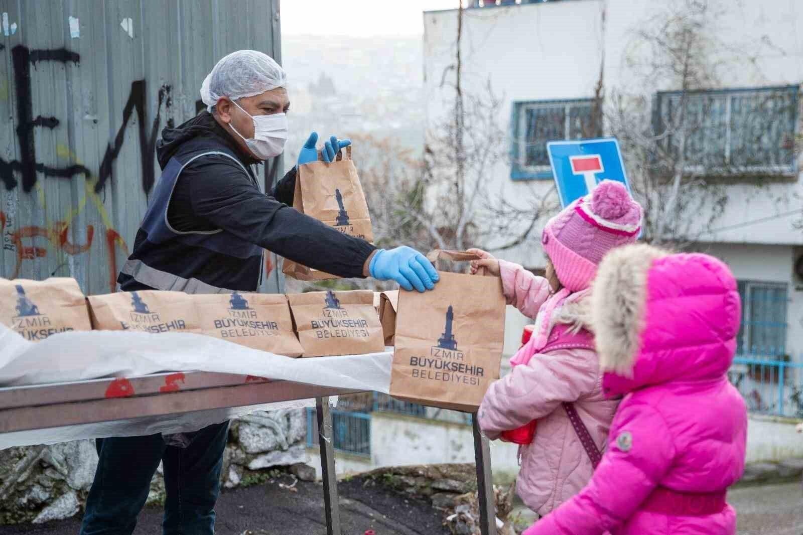 İzmir Büyükşehir Belediyesi, İhtiyaç Sahibi İlkokul Öğrencilerine Beslenme Paketi Beraberinde Gıda Desteği