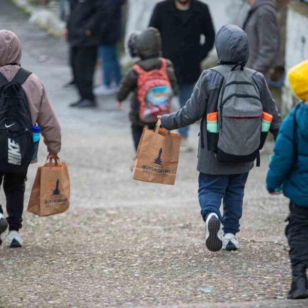 İzmir Büyükşehir Belediyesi'nin sosyal destek uygulamaları kapsamında ilkokul öğrencilerine dağıtılan beslenme paketleri-1