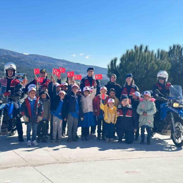 Jandarma ekipleri öğrencilerle ders yapıyor.-1