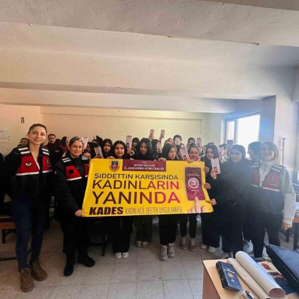 Jandarma ekiplerinin öğrencilere ve velilerine KADES ve Kadına El Kalkamaz konularında bilgilendirme yaptıkları görüntü-1