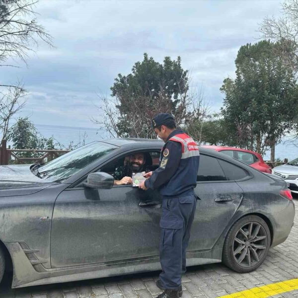 Jandarma personeli, doğa sevgisi konusunda vatandaşları bilgilendirmekte-3