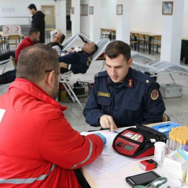 Jandarma personeli kan bağışı kampanyasına destek oluyor.