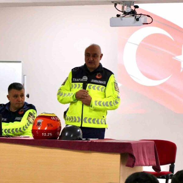 Jandarma personeli trafik güvenliği konusunda eğitim veriyor-2