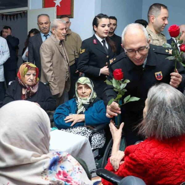 Jandarma yetkilileri ve Mehmetçik Halis Toprak Huzurevi'nde şehitler için dua ediyor.-2