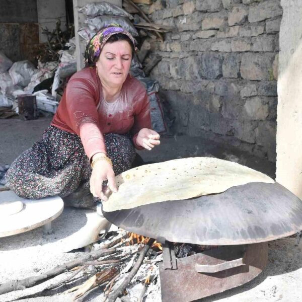 Kadınlar kar yağışı öncesi ekmek pişiriyor.-1