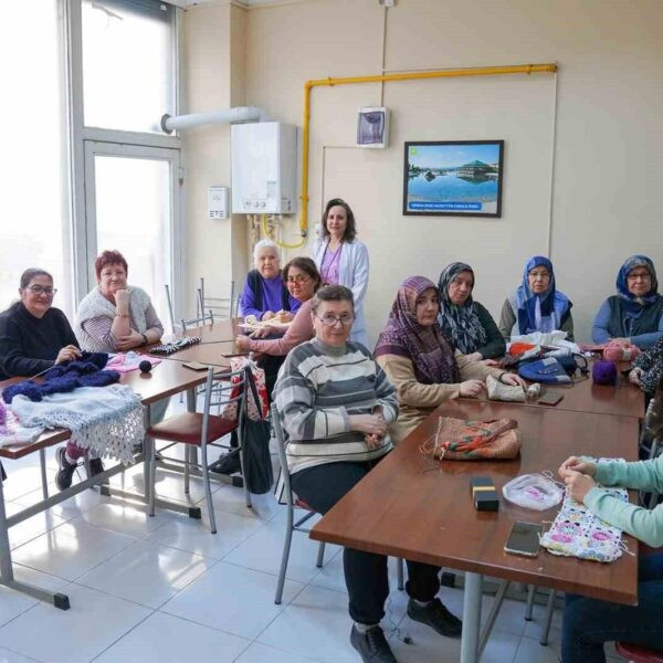 Kadınların Belde Evlerindeki giyim kursunda çalışıyorlar.-1