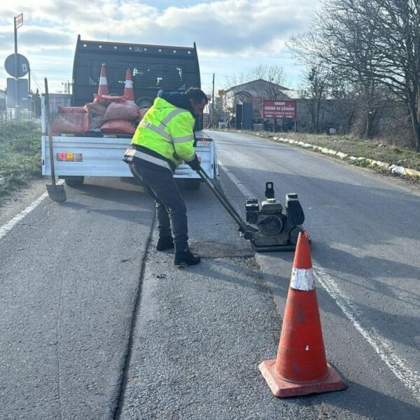 Kaldırım onarımları gerçekleştiriliyor.