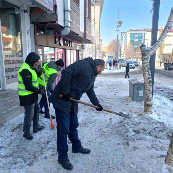 Kaldırımlardaki buzlanma nedeniyle oluşan tehlike-2