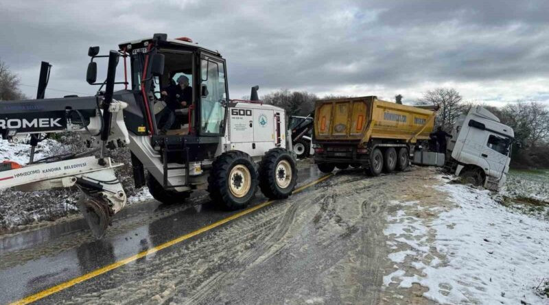 Kandıra-Kaynarca Karayolunda Kamyon Şarampole Düştü, İş Makinesi ile Kurtarıldı 1