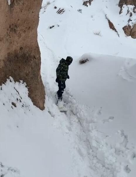 Kapadokya'da peribacaları arasında kayak yapan Mustafa Özler-1