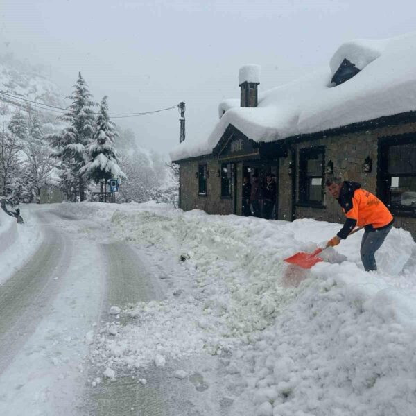 Kar kalınlığının arttığı Artvin sokakları-12