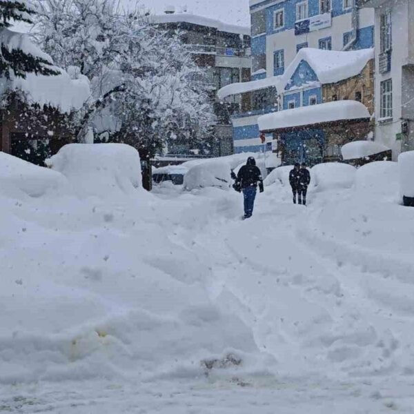 Kar kalınlığının arttığı Artvin sokakları-6