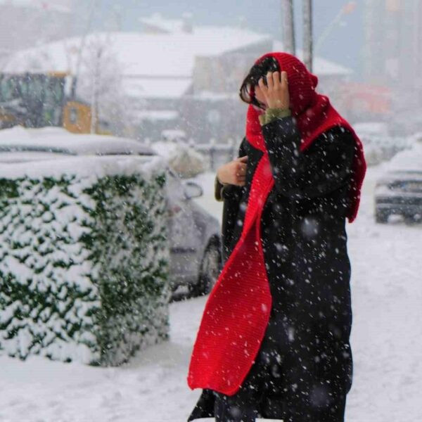 Kar nedeniyle ulaşıma kapalı bir köy yolu-12