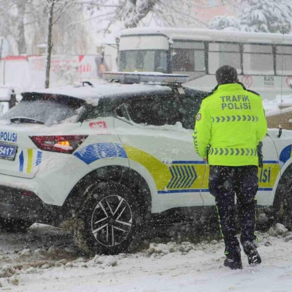 Kar nedeniyle ulaşıma kapalı bir köy yolu-4