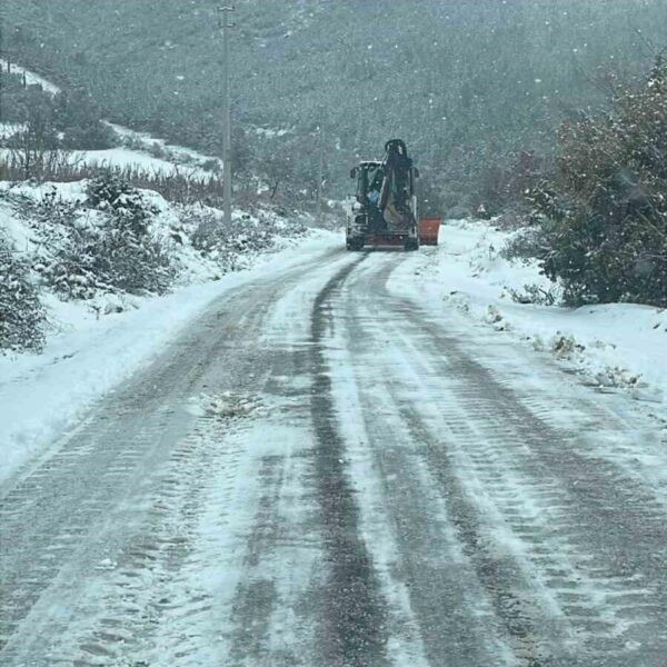 Kar yağışı nedeniyle kapalı bir köy yolu-4