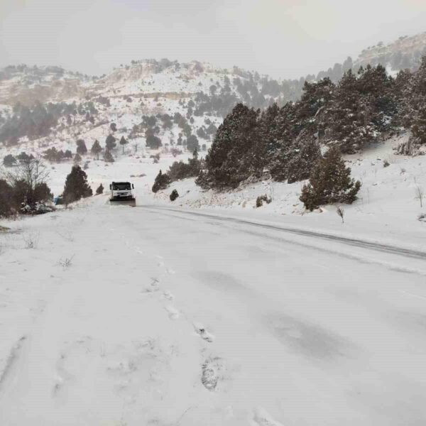 Kar yağışı nedeniyle kapanan yollar açılıyor.-2