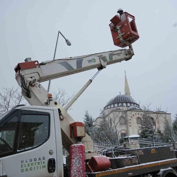 Kar yağışı nedeniyle UEDAŞ ekipleri aralıksız mesai yapıyor.-2