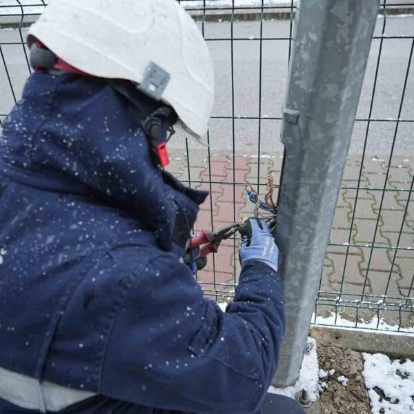 Kar yağışı nedeniyle UEDAŞ ekipleri aralıksız mesai yapıyor.-4