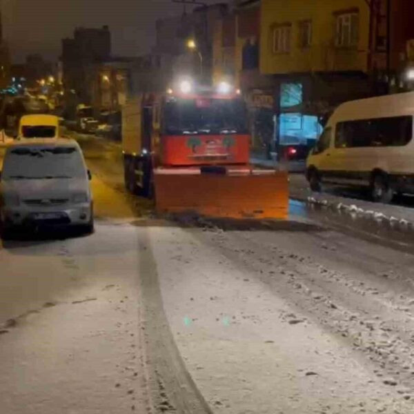 Kar yağışı sırasında Şehitkamil Belediyesi'nin tuzlama çalışmalarını yapan ekipler.-1