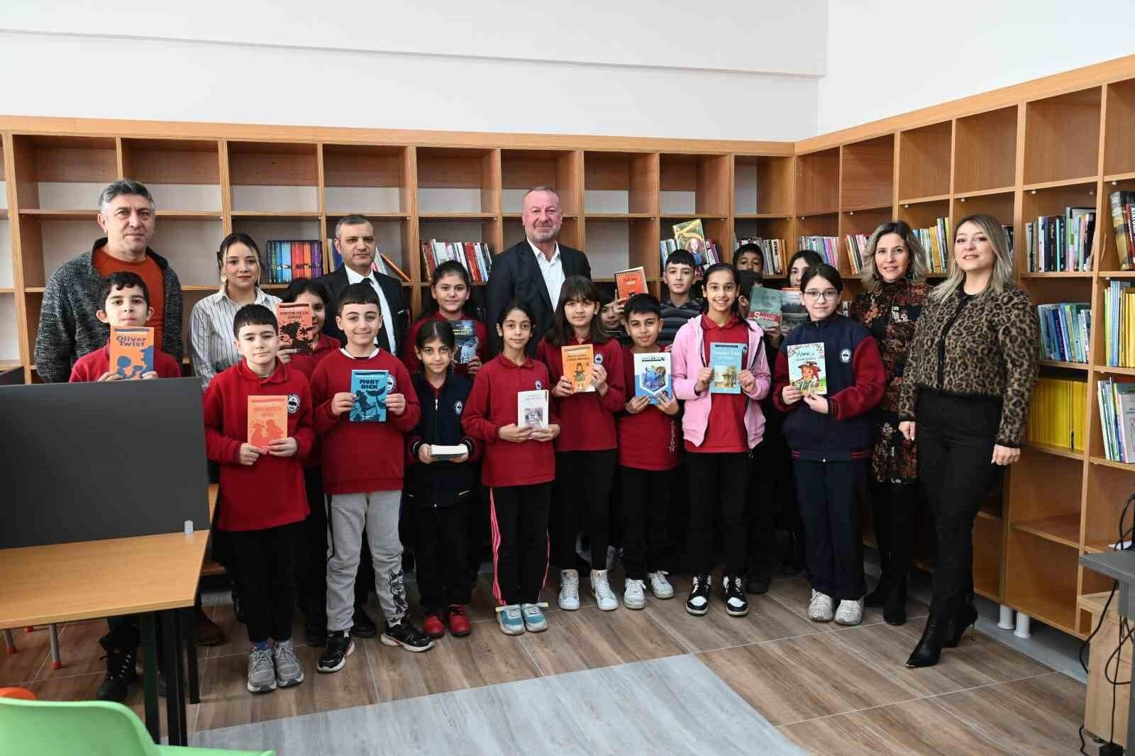 Karacabey Belediyesi, 14 Eylül Ortaokulu Kütüphanesine 240 Kitap Hediye Etti