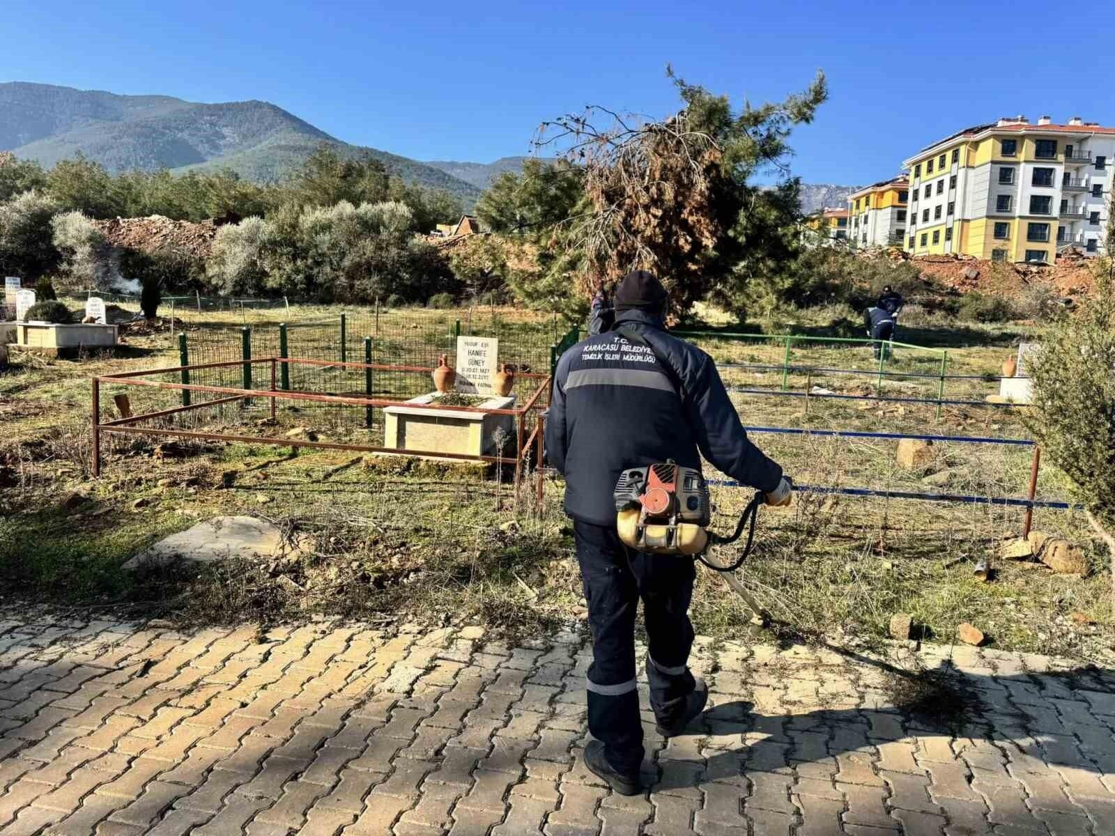 Karacasu Belediyesi Mezarlıkları Temizliyor