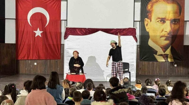 Karacasu'da Çocuklara Eğlence Doldurandı: 'Arkadaşım Ben Geldim' Tiyatro Oyunuyla Kahkahalar 1