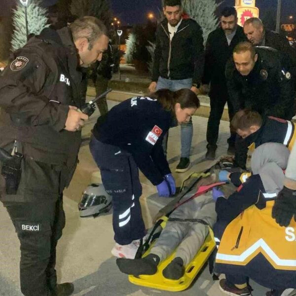 Karaman'da meydana gelen kazada yaralıların ambulansla hastaneye kaldırılıyor.-2