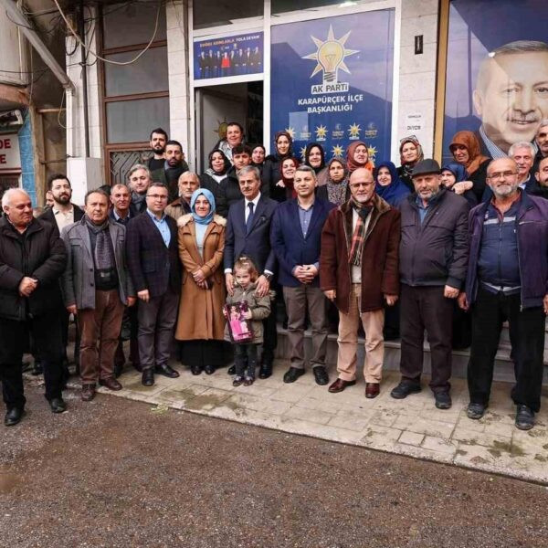 Karapürçek'te vatandaşlarla kucaklaşan Sakarya Büyükşehir Belediye Başkanı Yusuf Alemdar-2