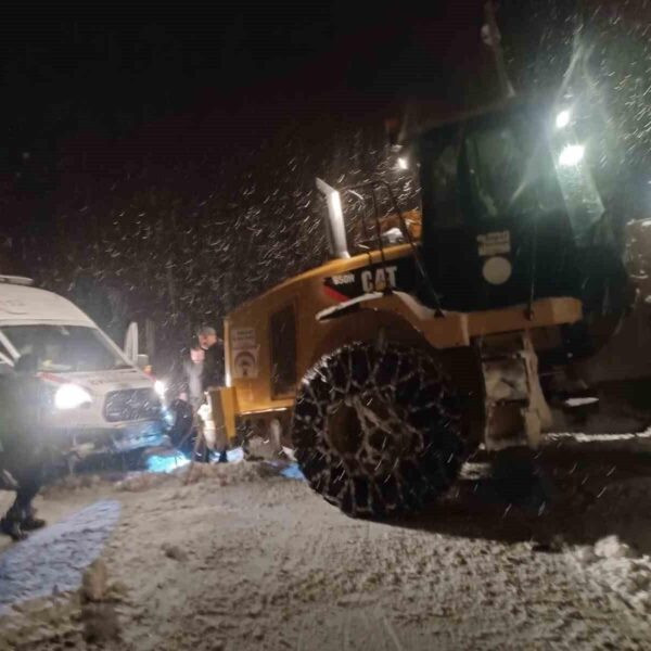 Karla mücadele ekiplerinin yoğun kar yağışında yolu açtığı görüntü-5